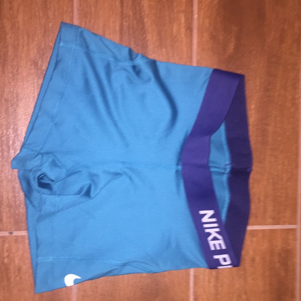 NEW Nike Pros - Picture 2 of 3
